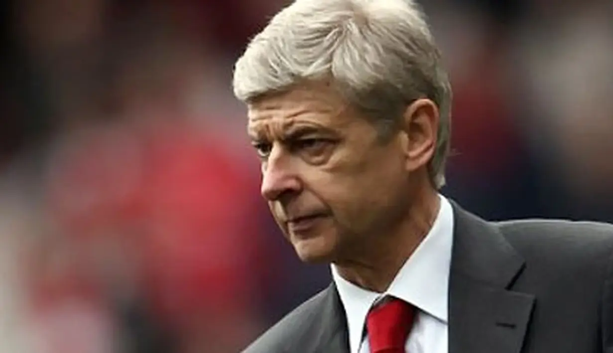 Manajer Arsenal Arsene Wenger menyaksikan skuat asuhannya menghadapi Aston Villa dalam lanjutan Liga Premier di Emirates Stadium, London, 15 Mei 2011. AFP PHOTO/Adrian Dennis