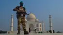 Tentara paramiliter berjaga saat Taj Mahal dibuka kembali di Agra, India pada Senin (21/9/2020). Taj Mahal kembali dibuka untuk umum dalam gerakan simbolis seperti biasa, bahkan ketika India tampaknya akan mengambil alih AS sebagai pemimpin global dalam infeksi virus Corona. (AP Photo/Pawan Sharma)
