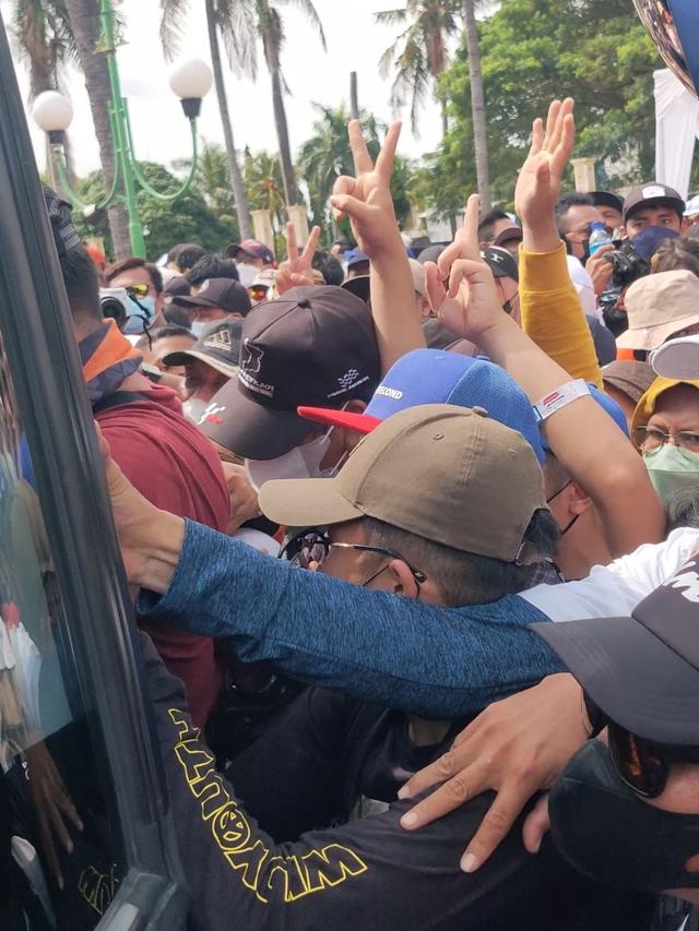 Penonton MotoGP Mandalika ricuh berebut bus gratis ke sirkuit. (Foto: Liputan6.com/Hans Bahanan)