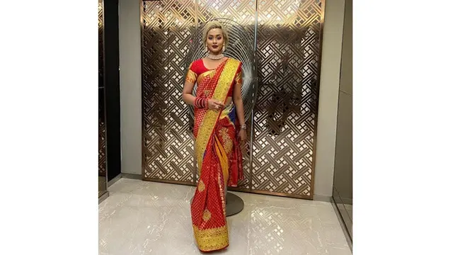 Hadir di Pernikahan Saudara, Ini 6 Potret Kimmy Jayanti Pakai Baju Sari India