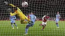 Penyerang Arsenal, Alexandre Lacazette, mencetak gol ke gawang West Ham United pada laga Premier League di Stadion Emirates, Sabtu (19/9/2020). Arsenal menang dengan skor 2-1. (Julian Finney/Pool via AP)