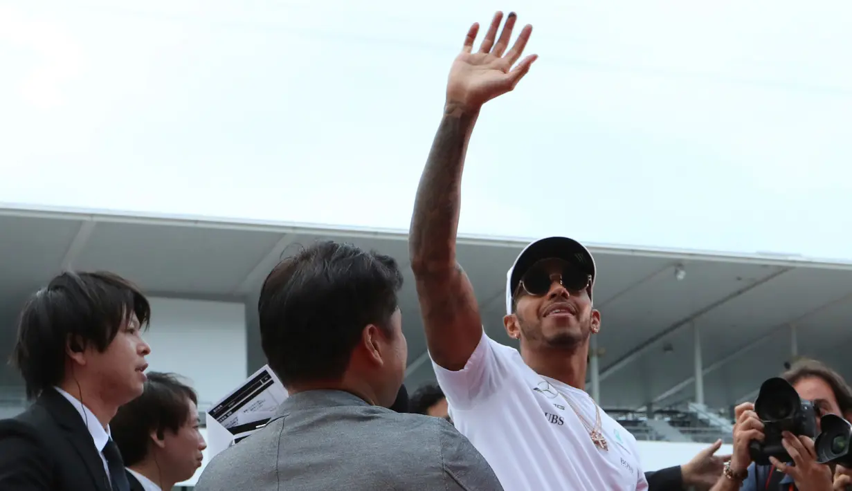 Pembalap Mercedes Lewis Hamilton menyapa penggemarnya saat jumpa pers jelang Grand Prix F1 di Sirkuit Suzuka, Jepang (5/10). Bagi Hamilton, Suzuka adalah sirkuit yang lebih ringan dibandingkan dengan Sepang. (AP Photo/Eugene Hoshiko)