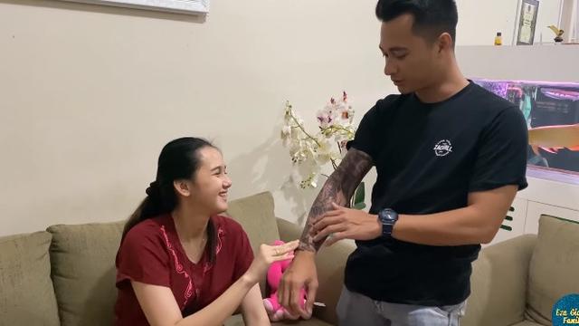 7 Potret Eza Gionino dengan Lengan Bertato, Bikin Istri Marah