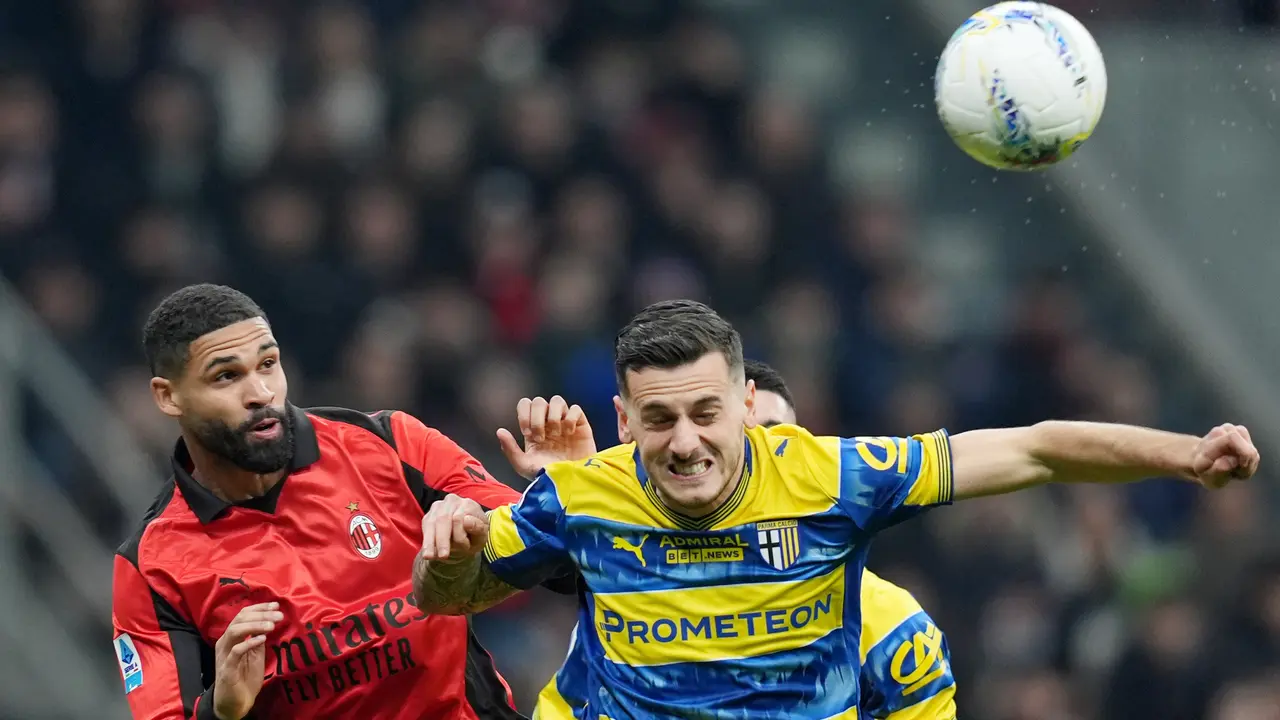 Pemain AC Milan Ruben Loftus-Cheek (kiri) berebut bola dengan pemain Parma Emanuele Valeri