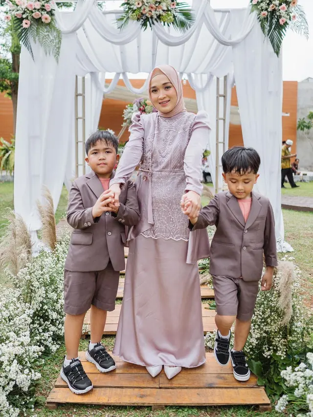 6 Potret Terbaru Ririe Fairus Mantan Istri Ayus Sabyan, Kompak Bareng Anak