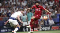 Penyerang Liverpool, Mohamed Salah, mengontrol bola saat melawan Tottenham Hotspur pada laga Liga Champions 2019 di Stadion Wanda Metropolitano, Madrid, Minggu (2/6). Liverpool menang 2-0 atas Tottenham Hotspur. (AP/Bernat Armangue)