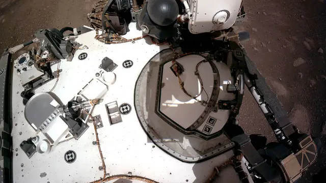Kamera Navigasi, atau Navcams, di atas rover Perseverance Mars NASA menangkap pemandangan dek rover ini pada 20 Februari 2021.