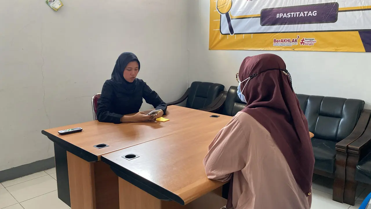 Mantan Bupati Probolinggo Puput Tantriana Sari saat berada di Rutan kelas II A Surabaya. (Istimewa)