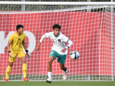 Pemain Timnas Indonesia U-17, Welber Jardim (kanan), menggiring bola saat melawan Eintracht Frankfurt U-19 dalam laga uji coba di Jerman, Minggu (8/10/2023). Jardim merupakan pemain muda Sao Paulo keturunan Indonesia-Brasil. (Dok.PSSI)