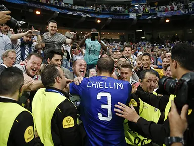Giorgio Chiellini merayakan keberhasilan Juventus ke babak final Liga Champions bersama pra suporter di Estadio SAntiago Bernabeu, Madrid. 