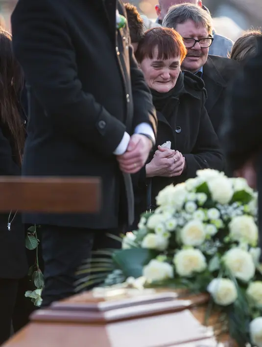 Kesedihan keluarga dan kerabat saat mengiringi pemakaman wartawan investigasi Jan Kuciak di Stiavnik, Slovakia (3/3). Laporan Kuciak menggambarkan dugaan hubungan antara seorang tersangka anggota Ndrangheta, keluarga mafia Italia. (AP Photo/Bundas Engler)
