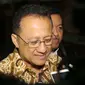 Mantan Ketua Dewan Perwakilan Daerah (DPD), Irman Gusman memberi keterangan kepada awak media usai menjalani sidang di Pengadilan Tipikor Jakarta, Senin (20/2). (Liputan6.com/Helmi Afandi)