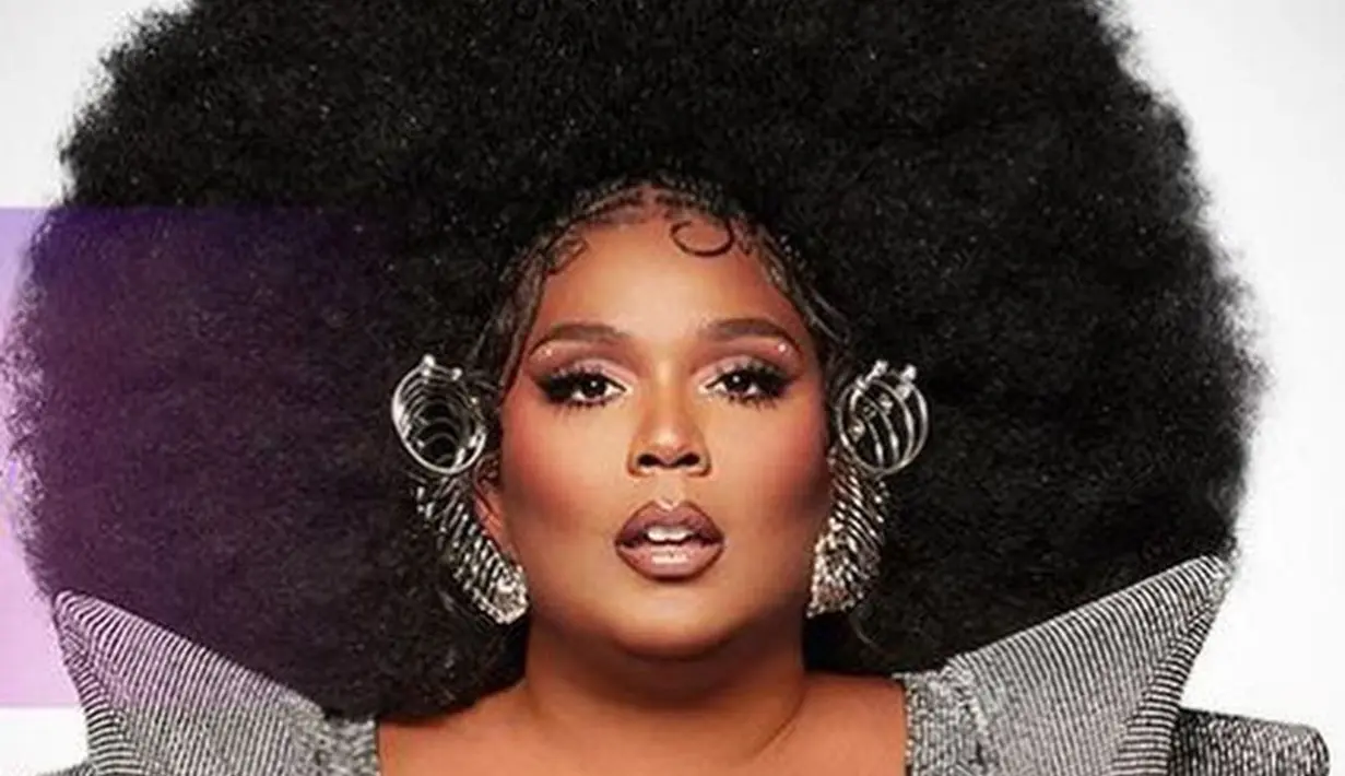 Lizzo, penyanyi asal Amerika ini memilih aksesoris anting untuk penampilannya tersebut. (Foto: Instagram/@rinaldyyunardi)