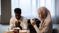 Dua orang muslim berdoa (Pexels)