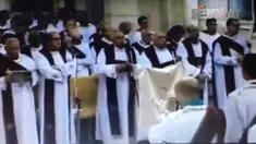 Minggu (09/04/17) sebuah bom meledak di tengah gereja Mar Girgis, Mesir. Suasana sesaat sebelum bom meledak terekam oleh CCTV. 
