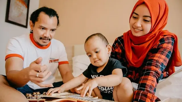 Dikarunia Anak Kedua, Ini 6 Potret Kebersamaan Cella 'Kotak' dan Keluarga Kecilnya