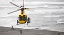 Sebuah Helikopter sedang mengawasi para pebalap yang berlomba pada etape ke-4 Rally Dakar 2018 di San Juan De Marcona, Peru, (9/01/2018). Rally Dakar tersebut melintasi tiga benua dan 29 Negara. (AFP/Franck Fife)