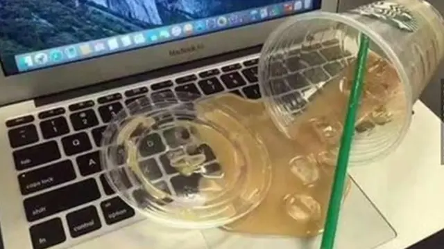 6 Momen Apes saat Mau Minum Ini Bikin Geleng Kepala