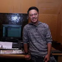 Dengan keadaan yang mencekam pasca ledakan bom di Sarinah, Danang tetap melanjutkan kegiatan rekamannya hari itu. Ia memang nyaris membatalkan kegiatan take vokal single terbarunya berjudul ‘Bidadari Jiwa’. (Andy Masela/Bintang.com)