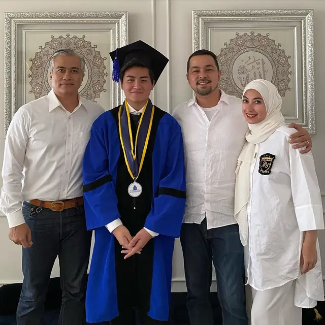 7 Momen Adjie Pangestu dan Annisa Trihapsari Kompak Hadiri Wisuda Anak