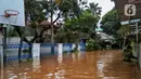 Suasana banjir yang merendam permukiman warga di kawasan Kebalen, Jakarta, Sabtu (20/2/2021). Curah hujan yang tinggi menyebabkan banjir setinggi orang dewasa di kawasan Kebalen. (Liputan6.com/Johan Tallo)