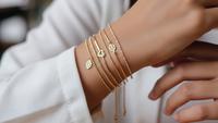 6 Inspirasi Gelang Emas Casual untuk Gaya Santai, Elegan Tanpa Terlihat Berlebihan