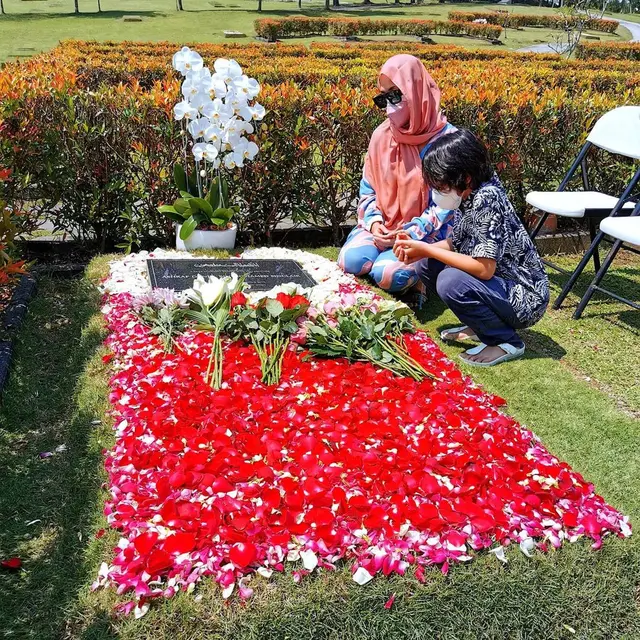 Rayakan Ulang Tahun, Ini 6 Potret Bunga Citra Lestari Ziarah ke Makam Ashraf Sinclair