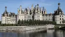 Sebuah foto pada 22 Juli 2020 menunjukkan pemandangan dari Kastil Chambord, di Chambord, Prancis. Bangunan bersejarah ini merupakan salah satu kastil terbesar di Prancis sekaligus lokasi nyata yang menginspirasi film pertama Beauty and The Beast, 26 tahun lalu. (Photo by Ludovic MARIN / AFP)