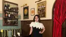 Nge-date dengan Dul Jaelani, Tissa Biani tampil elegan dengan dress hitam putih berkerah dan aksen pita [@tissabiani]