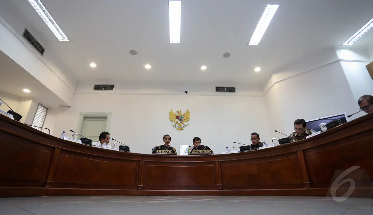 Suasana rapat terbatas, Jakarta, Selasa (26/5/2015). Jokowi meminta agar proses pembangunan infrastruktur disederhanakan dan dipercepat. (Liputan6.com/Faizal Fanani)