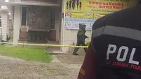 Pasca-ledakan bom rakitan, polisi berjaga-jaga di Gereja Katolik Stasi Santo Yoseph, Jalan Dr Mansyur, Medan, Sumut. (Liputan6.com/Reza Perdana)