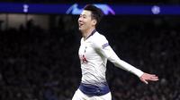 Penyerang Tottenham Hotspur, Son Heung-min, melakukan selebrasi usai membobol gawang Manchester City pada laga Liga Champions di Stadion Tottenham Hotspur, Selasa (9/4). Tottenham menang 1-0 atas City. (AP/Adam Davy)