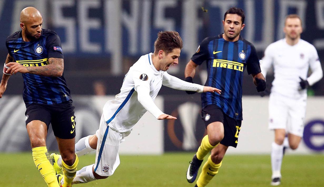 Gelandang Inter Milan, Felipe Melo, menjatuhkan gelandang Sparta Prague, Lukas Marecek. Pada laga ini Nerrazurri melakukan tiga kali percobaan tembakan ke arah gawang. (Reuters/Alessandro Garofalo)