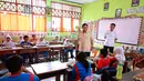 <p>Foto selebaran yang diambil dan dirilis pada Senin 3 Februari 2025 oleh Istana Kepresidenan Indonesia ini menunjukkan Presiden Prabowo Subianto (kedua dari kiri) di sebuah ruang kelas di Sekolah Dasar Negeri Jati 05 Pagi Jakarta Timur. (Foto: Handout/Istana Kepresidenan Indonesia/AFP)</p>