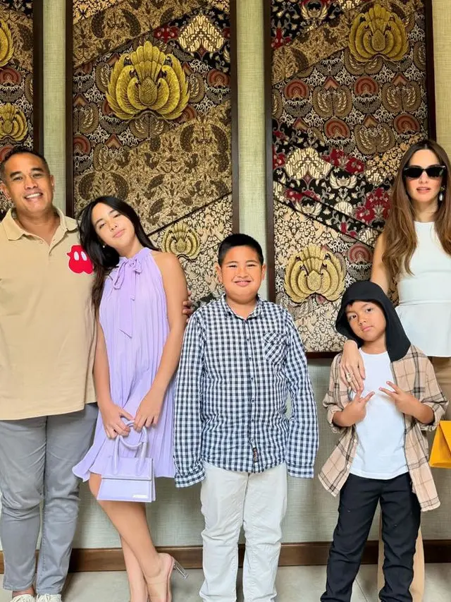 Nia Ramadhani Konsisten dengan Rambut Panjang