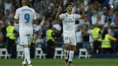 Selebrasi Marco Asensio usai mencetak gol ke gawang Valencia pada lanjutan La Liga Spanyol di Santiago Bernabeu stadium, Madrid, (27/8/2017). Real ditahan Imbang 2-2. (AP/Francisco Seco)