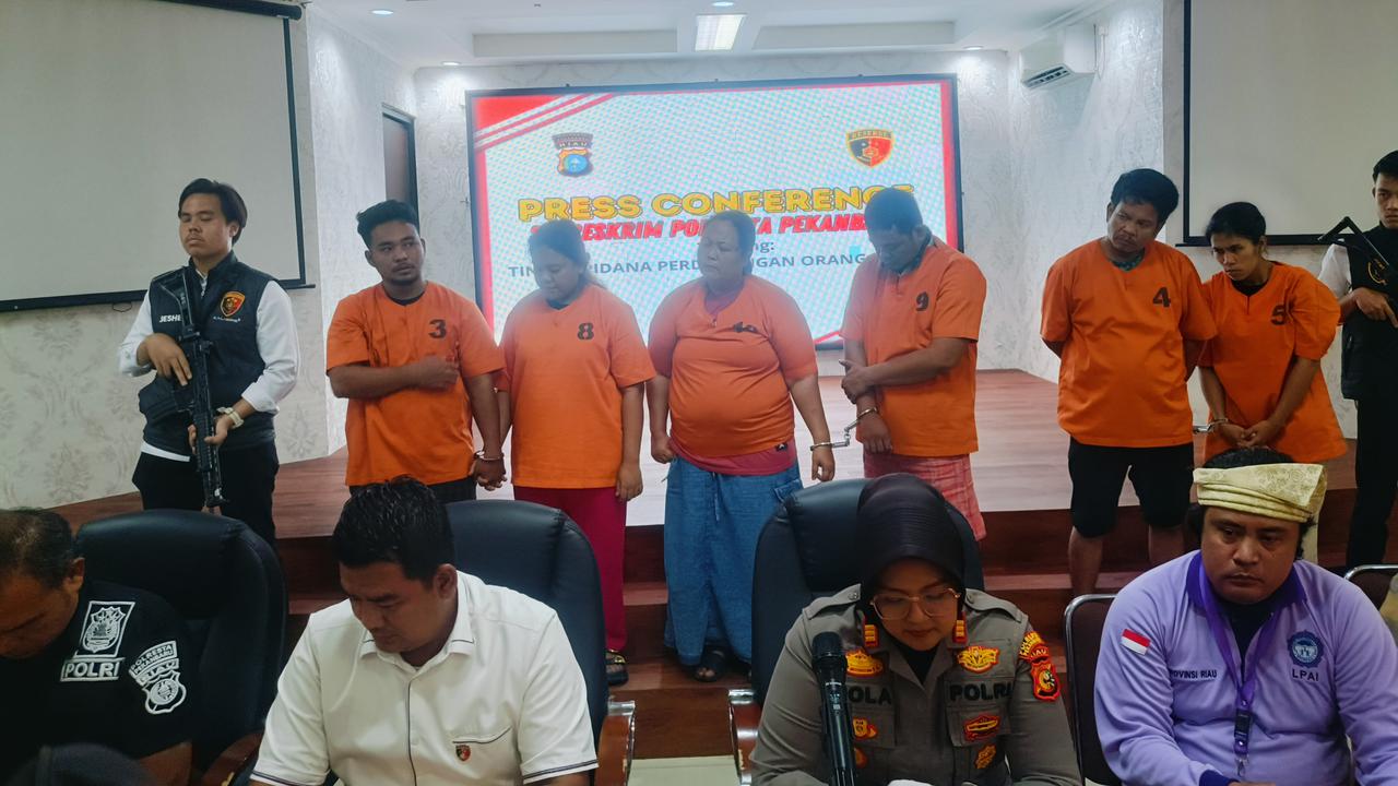 Konferensi pers pengungkapan sindikat penjualan bayi di Pekanbaru.