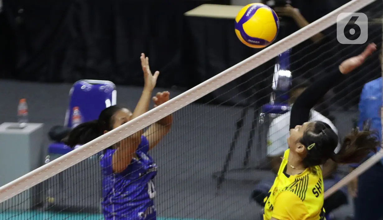 Pevoli putri Jakarta Mandiri Popsivo Polwan, Shindy Sasgia D Y melakukan smash saat melawan Bandung BJB Tandamata di pertandingan PLN Mobile Proliga 2022, Padepokan Voli Jenderal Polisi Kunarto, Sentul, Bogor, Minggu (9/1/2022). Bandung BJB Tandamata unggul 3-2. (Liputan6.com/Helmi Fithriansyah)