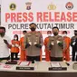 Kapolres Kutim menunjukan barang bukti beserta para tersangka pengedar narkoba yang berhasil diringkusnya. (Liputan6.com)