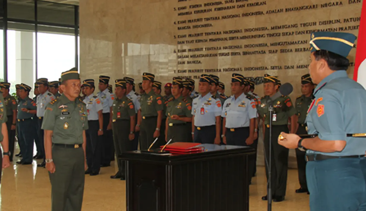 Citizen6, Jakarta: Panglima TNI Laksamana TNI Agus Suhartono terima Sertijab Kasum TNI J. Suryo Prabowo dan Sertijab Irjen TNI kepada Mayor Jenderal TNI Geerhan Lantara, di Mabes TNI Cilangkap, Jakarta, Kamis (28/6). (Pengirim: Badarudin Bakri).