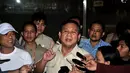 Capres dari Partai Gerindra Prabowo Subianto memberikan beberapa keterangan kepada para wartawan usai melepas para Relawan Kesehatan di Bandara Halim Perdanakusuma (Liputan6.com/Helmi Fithriansyah)