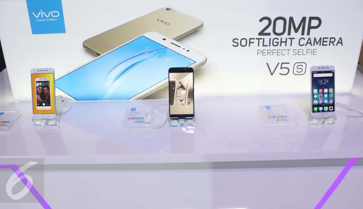 Produk terbaru smart phone Vivo V5s dipamerkan saat peluncuran di Jakarta, Rabu (10/5). Vivo V5s diluncurkan dengan mengandalkan kamera depan 20mp. (Liputan6.com/Angga Yuniar)