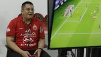 Ketua Umum The Jakmania, Diky Soemarno, saat bermain FIFA 20 di Kantor KLY, Gondangdia, Kamis (25/6/2020). Acara bertajuk BOLA Esports Challenge ini mempertemukan pemain Persija dengan The Jakmania pada pertandingan  FIFA 20. (Bola.com/M Iqbal Ichsan)