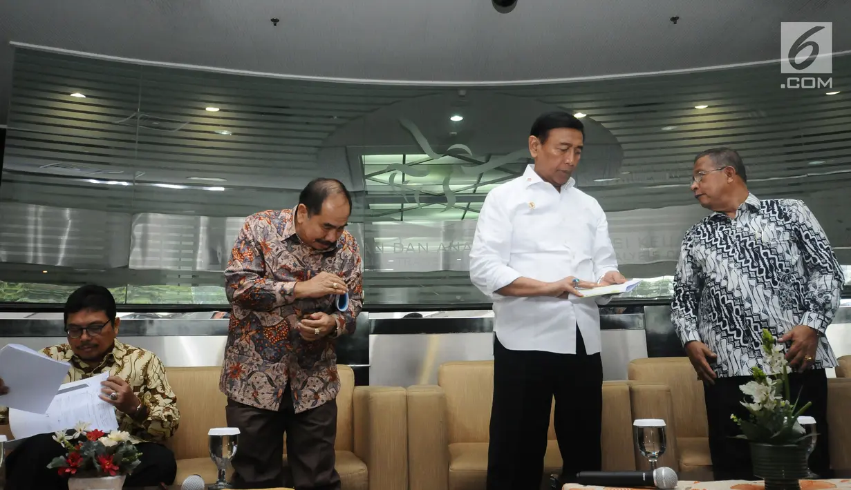 Menko Polhukam, Wiranto (ketiga kiri) bersama Menteri Koordinator Bidang Perekonomian Darmin Nasution dan Kepala PPATK Kiagus Ahmad Badaruddin usai memberi keterangan di Jakarta, Selasa (29/8). (Liputan6.com/Helmi Fithriansyah)  