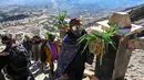 Para penganut Hindu dari komunitas Tengger mendaki gunung berapi aktif Bromo untuk mempersembahkan sesaji berupa beras, buah-buahan, ternak, dan barang-barang lainnya sebagai bagian dari festival Yadnya Kasada di dekat Probolinggo, Jawa Timur, Senin 1 Juni 2026. (JUNI KRISWANTO/AFP)