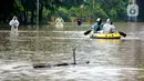 Warga menaiki perahu karet saat melewati kawasan Cawang-Uki, Jalan DI Panjaitan, Jakarta, Selasa (25/2/2020). Hujan yang mengguyur Jakarta sejak dini hari tadi membuat kawasan tersebut terendam banjir sekitar satu meter. (merdeka.com/Imam Buhori)