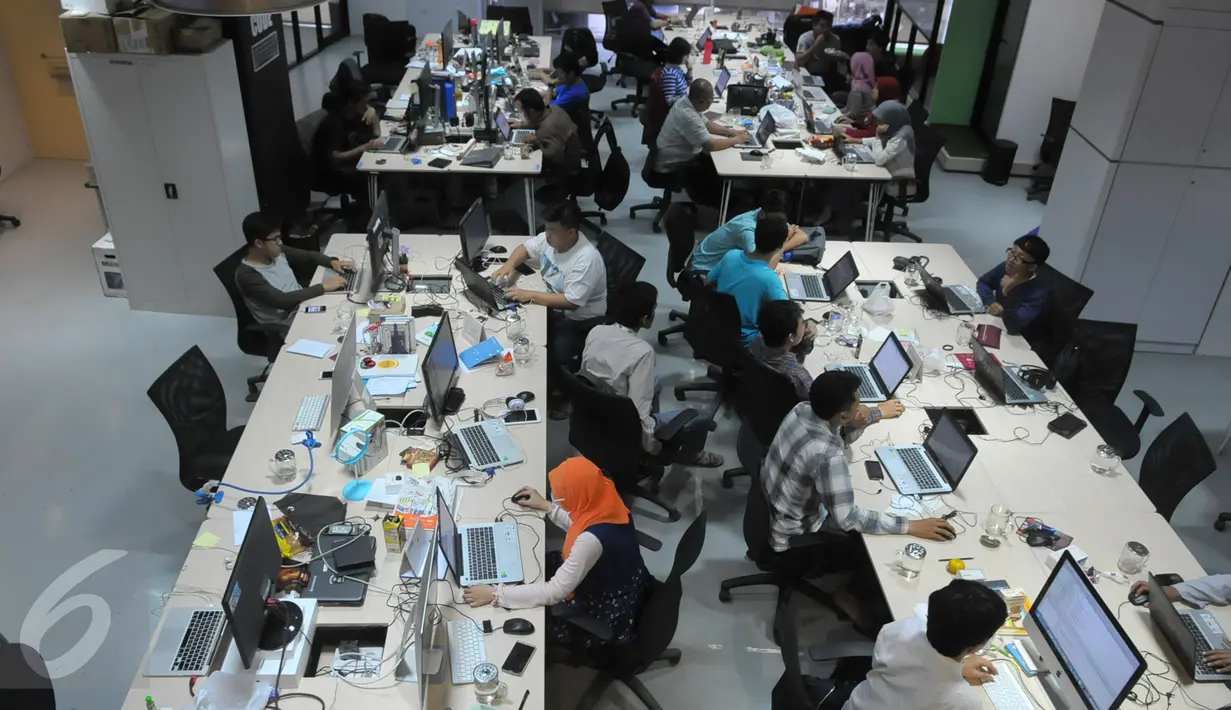 Staf Bukalapak.com saat sibuk melakukan pekerjaan mereka kantor Bukalapak.com, kemang, Jakarta, Jumat, (11/12). Bukalapak.com mengaku transaksi harian di Bukalapak.com meningkat hingga 10 kali lipat berkat ajang tahunan ini. (Liputan6.com/Faisal R Syam)