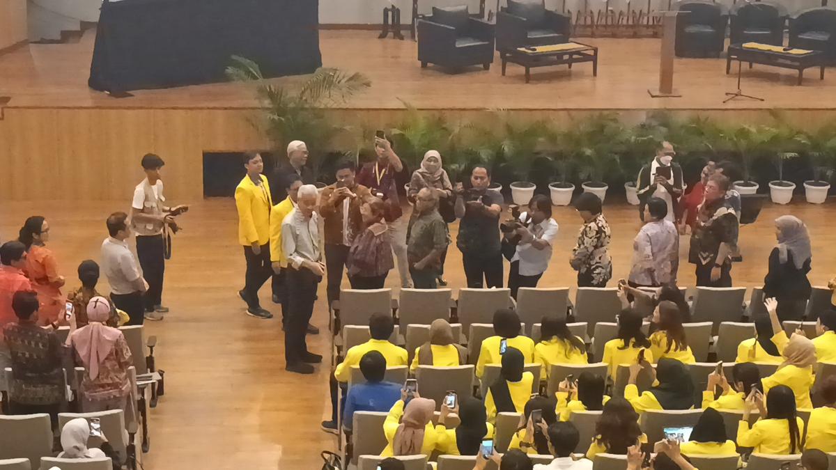 Ganjar Pranowo Pakai Baju Garis Hitam-Putih, Penuhi Undangan Kuliah