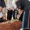 Edwin Super Bejo saat pemakaman ibunda. (M Altaf Jauhar)