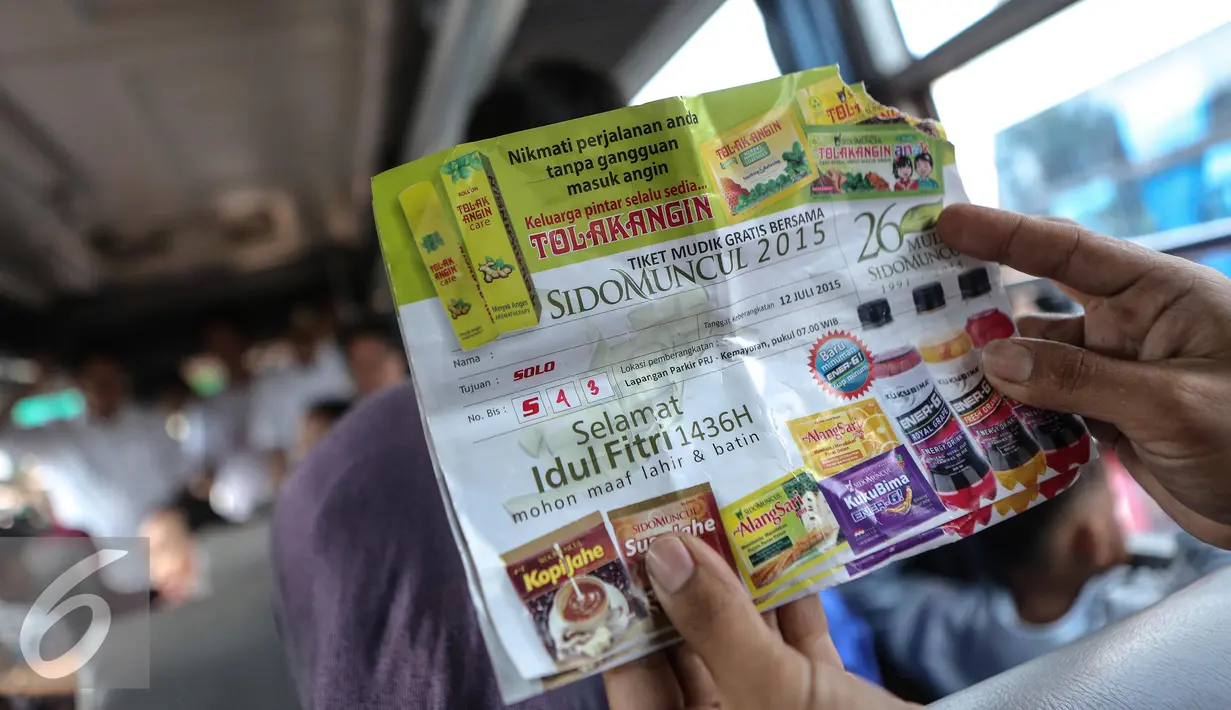 Pemudik saat menunjukan tiket mudik gratis tujuan solo di kawasan Kemayoran, Jakarta, Minggu (12/7/2015). 320 unit bus disiapkan untuk 20 ribu pemudik ke berbagai jurusan. (Liputan6.com/Faizal Fanani)